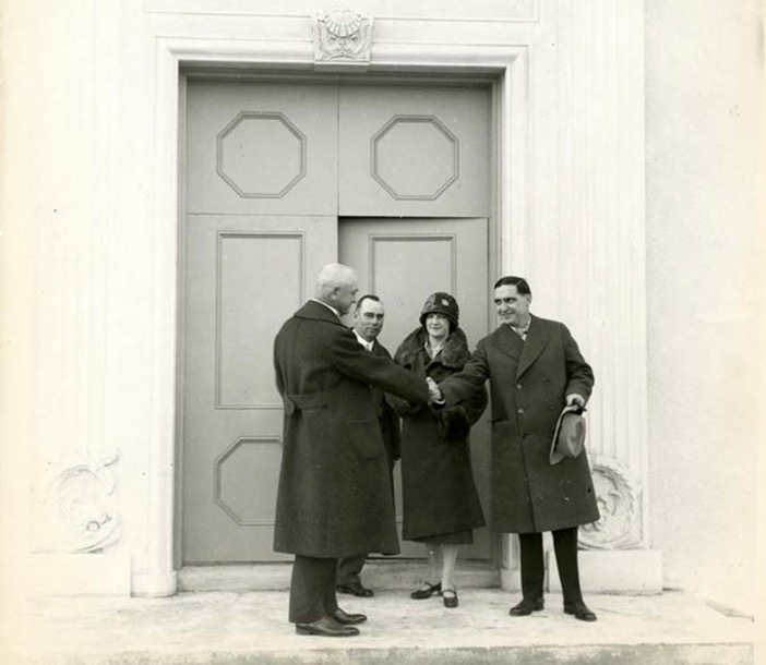 Mayor E. E. Roberts (left) shaking hands with Governor Balzar.