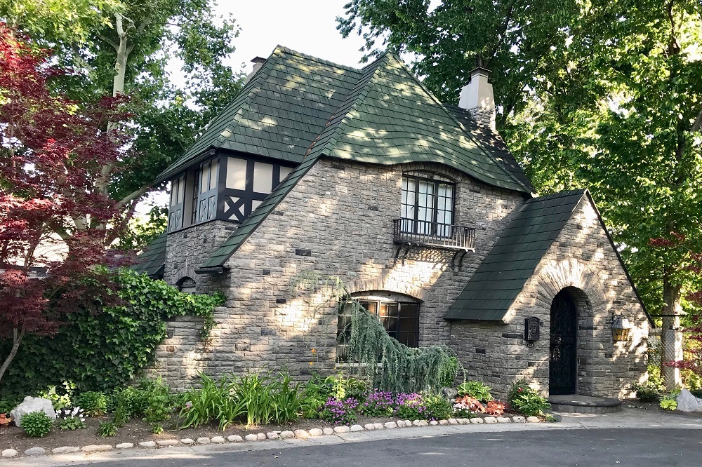 Delongchamps Cottage on a summer evening